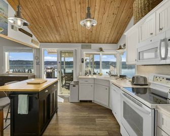 Waterfront Retreat with Private Beach, Oyster Beds & Large Deck - Belfair - Cocina