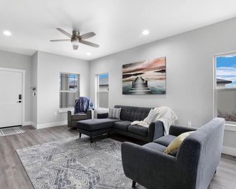 893 Brand new construction 2 level townhome central TF - Twin Falls - Living room