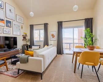 Cozy 2br Condo With Valley Views - Vernon Township - Sala de estar