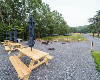 Firefly Ridge Luxury Retreat - Great Cacapon - Innenhof