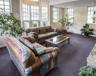 Rodeway Inn & Suites On The River - Cherokee - Lobby