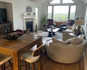 Modern Muskoka Executive 2 Bedroom Condo/Loft. Minutes to the Provincial Parks! - Huntsville - Living room