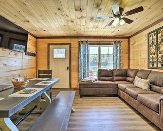Brand-New Trenton Cabin Panoramic Lake Views - Trenton - Living room