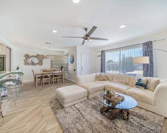 Beautiful & Airy Boho Glam Vacation House in Ventura - Ventura - Sala de estar