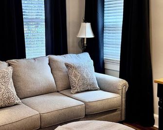 Charming Furnished Apartment - Orangeburg - Huiskamer
