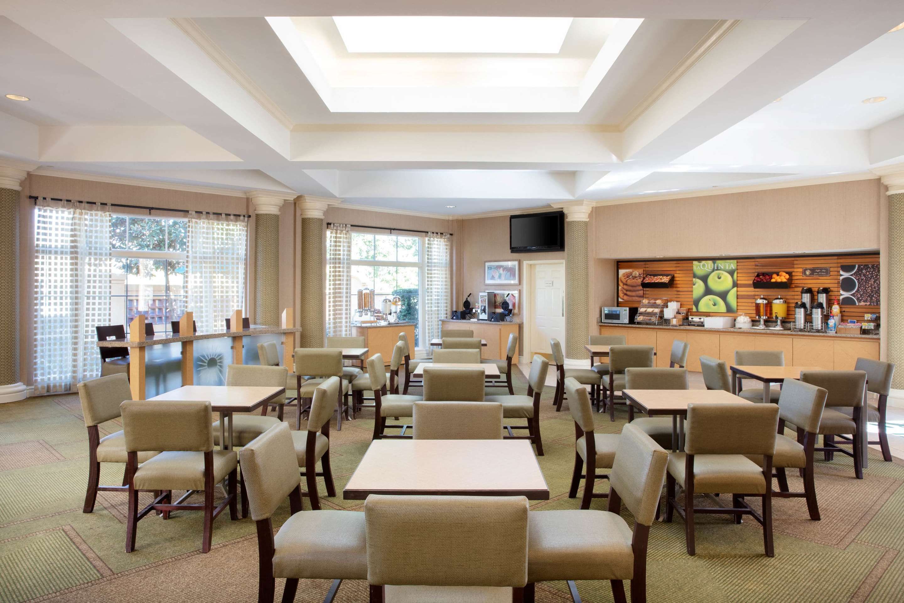 La Quinta Inn & Suites by Wyndham Ocala thumbnail 3