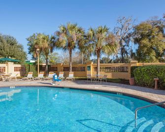 La Quinta Inn & Suites by Wyndham Ocala - אוקאלה - בריכה
