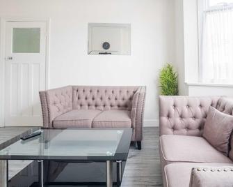 Spacious home ideal for Birmingham commute - Birmingham - Living room