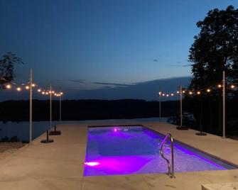 Cedar Lake Property on the water with in-ground pool. - Nashua - Pool