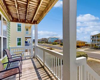 Attractive Home Across Street From Beach Access W/Free Wifi, Central Ac, & W/D - Supply - Balcón