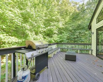 10 Mi to Nubs Nob: Modern Retreat w/ Fire Pit - Harbor Springs - Balcony