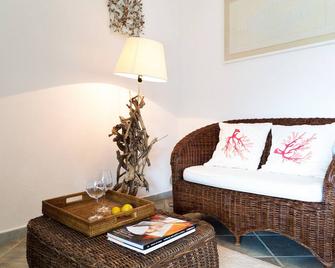Vacation Home \'Casa magnolia San Pantaleo\' with A/C, Garden & Terrace; Parking Available - San Pantaleo - Living room