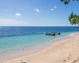 Barefoot Kuata Island Resort - Kuata Island - Platja