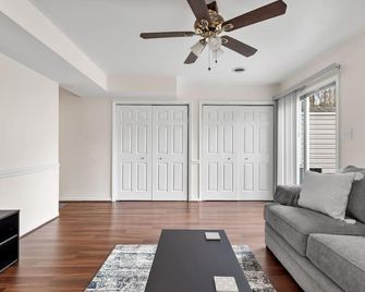 Inviting Retreat Spacious 2 BR 1 and a Half Bath Townhouse - Hopewell - Living room