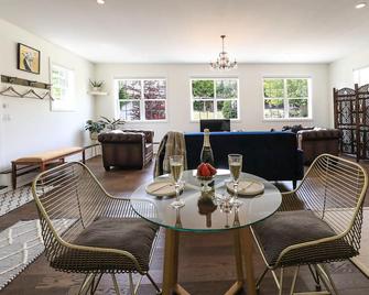 The Golden Unicorn ~ Luxurious Boutique Getaway - Oliver - Dining room