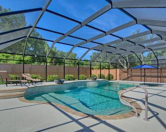 Designer Luxury: 3BR/2BA Oasis with Pool, Golf Cart, and More! - Wildwood - Pool