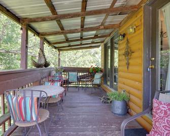 Riverfront Townsend Apt - 18 Miles to Pigeon Forge - Townsend - Balcony