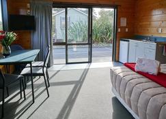 Greymouth Seaside Top 10 Holiday Park - Greymouth - Living room