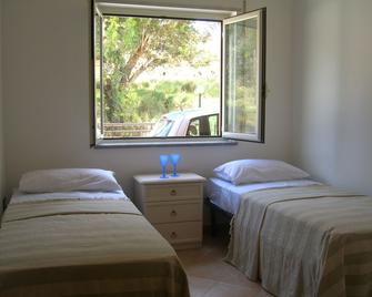 Ground Floor Two Bed Apartment with Large Communal Pool - Caulonia - Schlafzimmer
