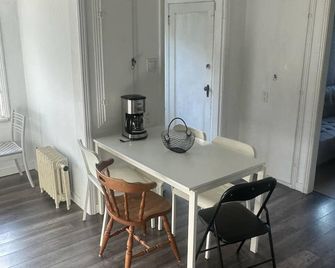 Artistic Apartment Near Downtown - Victoria