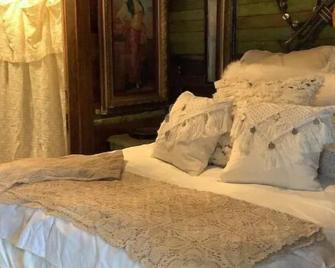Gypsy Room at The 303 - Round Top - Bedroom