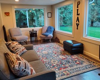 Farmhouse & Creekside Get-Away on hidden acreage in historical downtown Gresham. - Gresham - Wohnzimmer