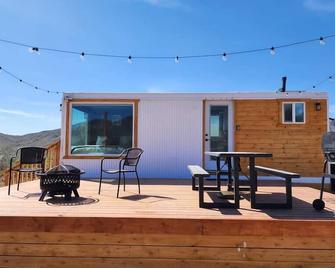 Starwalk Luxury Off Grid Sky Walk by Grand Canyon - Meadview - Patio