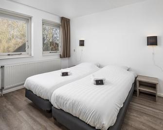 Restyled Bungalow With 2 Bathrooms, Near the Beach - Noordwelle - Bedroom