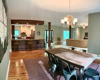 Horse Farm On Private 22 Acres + Trout Pond - Canton - Eetruimte