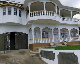Royal Villa 360 - Long Bay - Edificio
