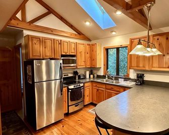 Charming Cabin on Rapid River! - Rapid City - Kitchen