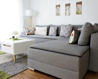 Panorama Penthouse Apartment mit Klima und Whirlpool für bis zu 6 Personen - Frankenthal - Pokój dzienny