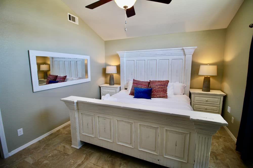 Fun New Family Extravaganza Sleeps 10 & King Beds - Carlsbad - Bedroom