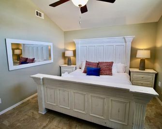 Fun New Family Extravaganza Sleeps 10 & King Beds - Carlsbad - Bedroom
