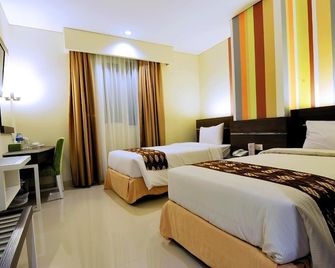 Pose In Hotel Solo - Surakarta - Schlafzimmer