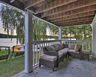 Cozy Lakefront Lapeer House w/ 2 Paddle Boats! - Lapeer - Патіо