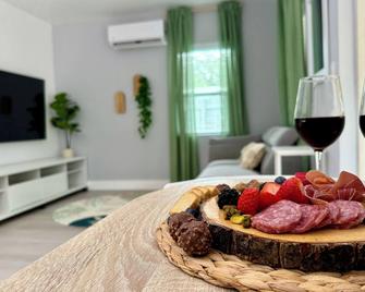 Safe, private & peaceful 10 mins from FLL beach, cozy 1bd cottage. - Fort Lauderdale - Ruoka