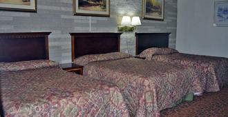 Red Carpet Inn And Suites - New Cumberland - Bedroom