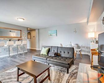 Walk to Casino Condo with Balcony in Atlantic City! - Atlantic City - Sala de estar