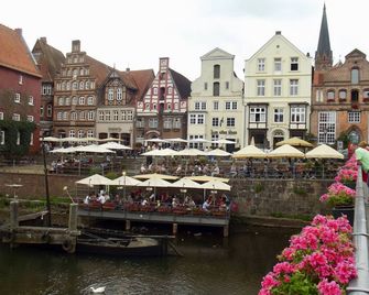 LÜNEBURG: Idyllic, bright garden house in the center of a historic half-timbered town - 呂內堡 - 建築