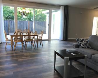 Spacious 3BD,2BA, ideal for families! - Santa Rosa - Living room