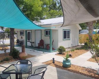 Charming Pet Friendly Cottage in Downtown Port St Joe - Port St. Joe - Patio