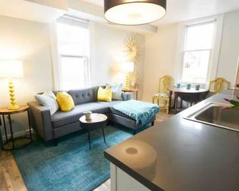 Quaint Space - Near Downtown & Broncos Stadium - Denver - Living room