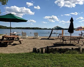 Fergus Falls Glamping Destination for Memorable Lakeside Family Vacations in Minnesota - Fergus Falls - Playa