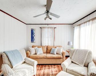 Lake Huron Getaway by arc Rental Management - Lexington - Living room