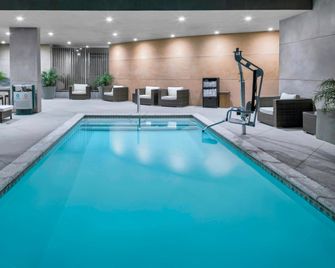 Hampton Inn & Suites Los Angeles/Hollywood - Los Angeles - Piscina