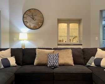 Socal Lake House Getaway With Private Pool & Lake Access - Menifee - Sala de estar