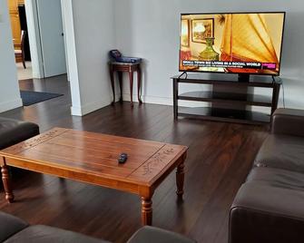 Chalet St-Leonard 1st - Montreal - Living room