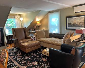 Unexpected Style in a Cosy, Convenient In-Town Apartment - Manchester - Living room