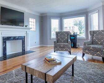 Big Central Stylish 3 BR/ 3 bath Townhouse. Game room . Home office. - Detroit - Sala de estar